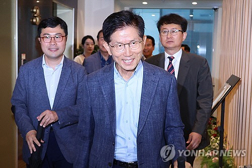 김문수 전 국민의힘 대선 후보가 20일 대선 후 캠프 관계자들과 오찬을 하기 위해 서울 여의도의 한 중식당으로 들어가고 있다. [연합뉴스]